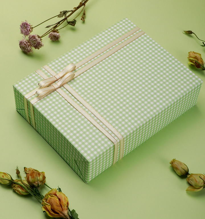 5 sheets of high-quality pink gingham wrapping paper for special occasions.